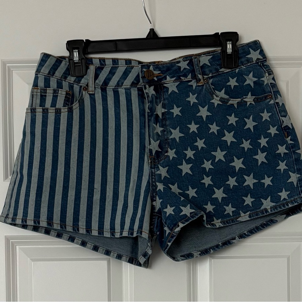 VENUS Americana Starry Denim Shorts - Picture 2 of 9